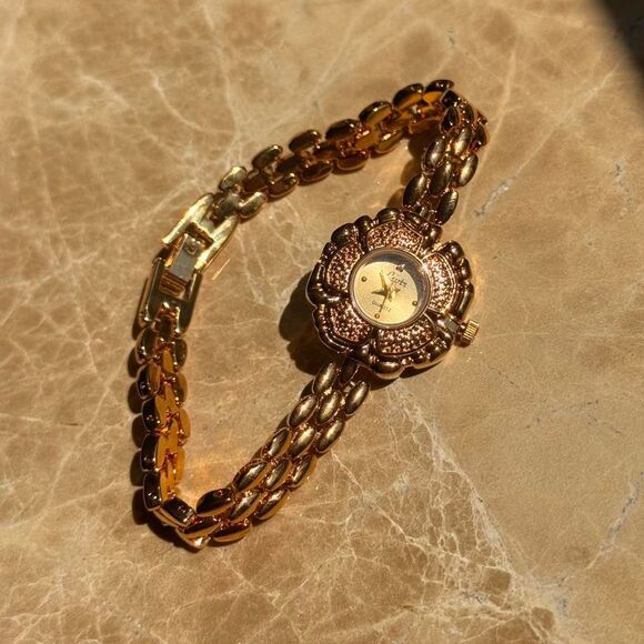 Camelia Watch - Picture 1 of 3